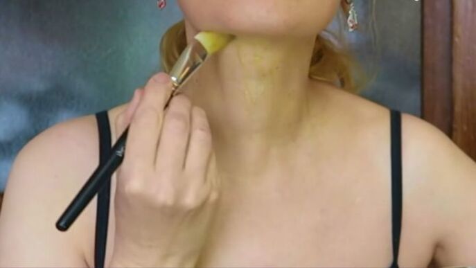 applying a mask to the neck to rejuvenate the décolleté skin