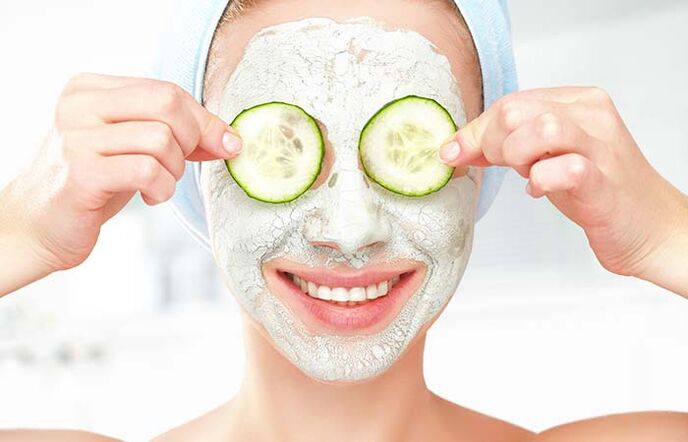 Rejuvenating skin mask based on natural ingredients